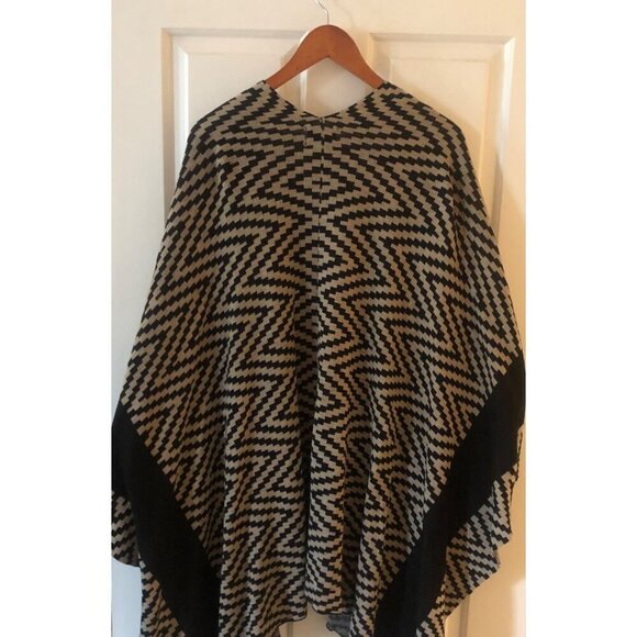 Women's Joseph A Aztec Zig Zag One Size Shawl Poncho Black & Beige - Picture 8 of 11